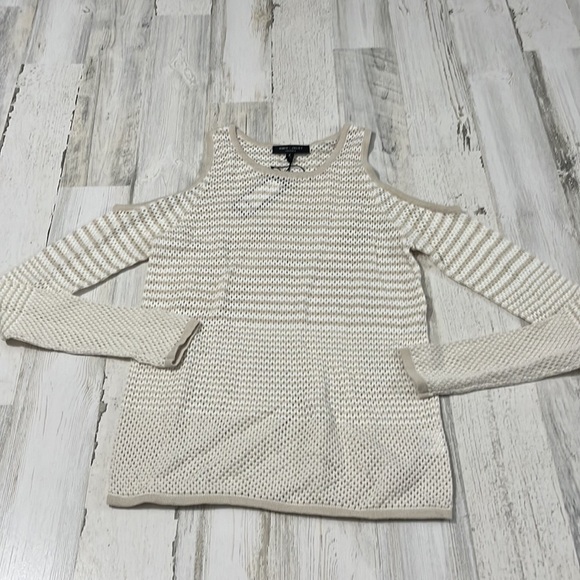 Romeo + Juliet cold shoulder cable knit sweater size S NWT - Picture 2 of 10